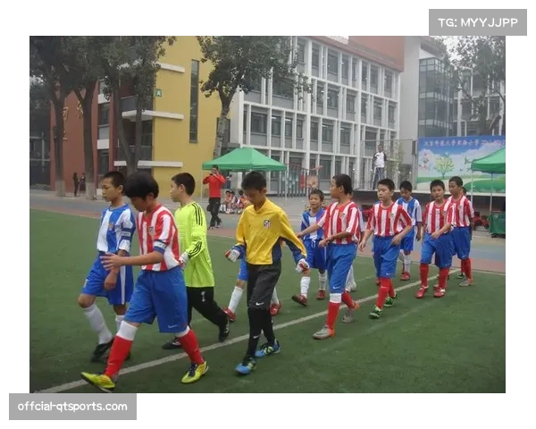 西甲举办“足球与教育”主题活动，多名球员赴小学参与互动